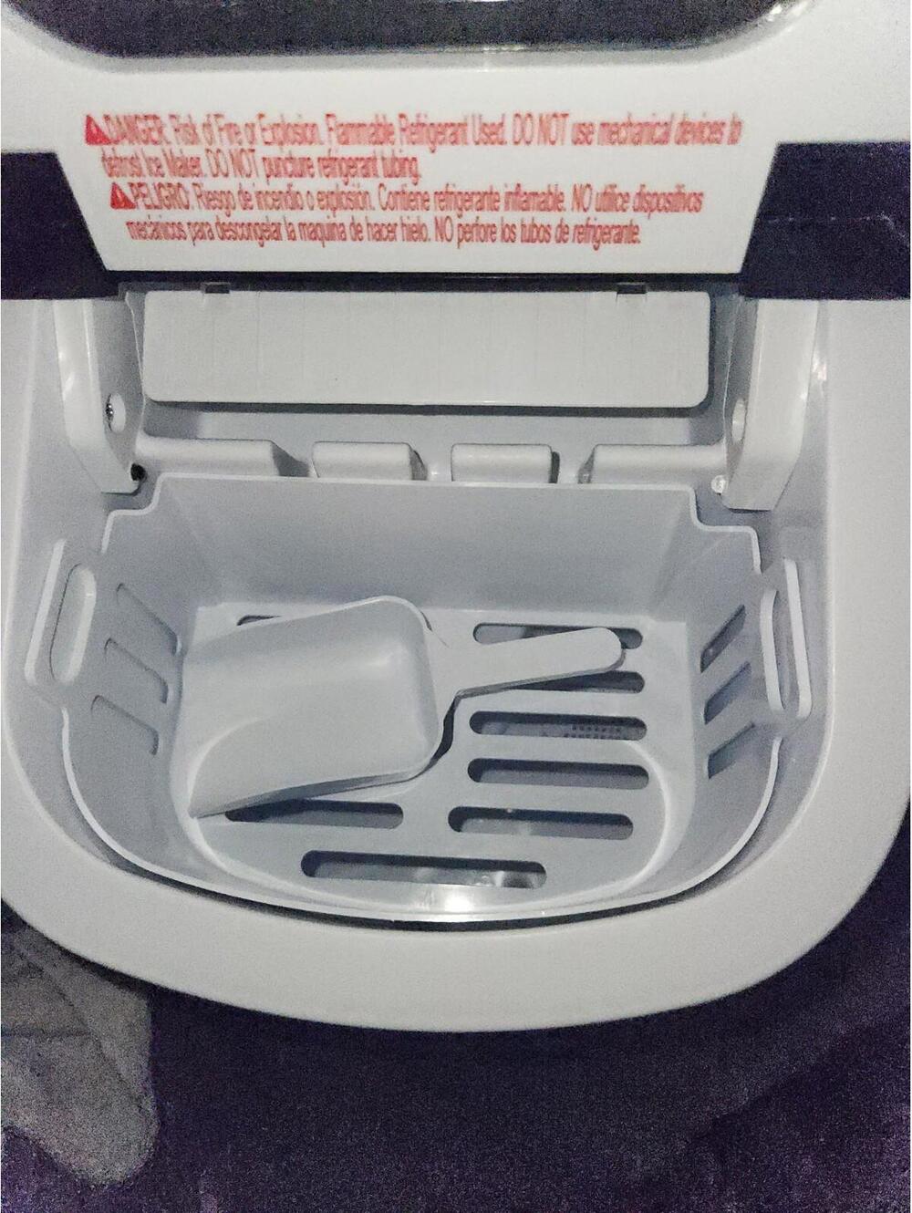 Magic Chef MCIM22B 17 lbs Countertop Ice Maker - Picture 3 of 11